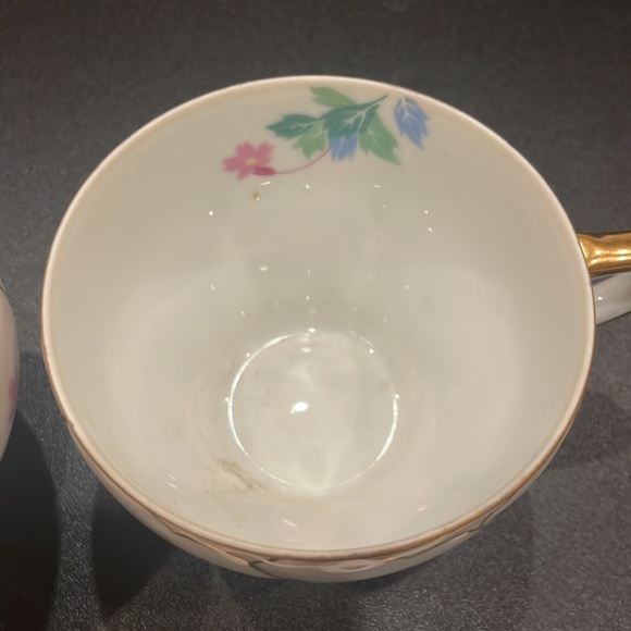 Floral design gold trimmed tea cups set of 2 Victorian style - Picture 3 of 5